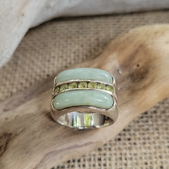 Jewelry - 🔥FRIDAY ONLY🔥East/West Jade & Peridot sterling silver ring